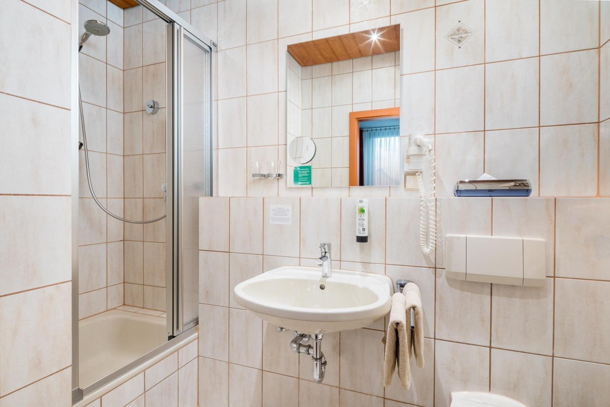 Hotel Straubs Schoene Aussicht Клингенберг-ам-Майн Экстерьер фото