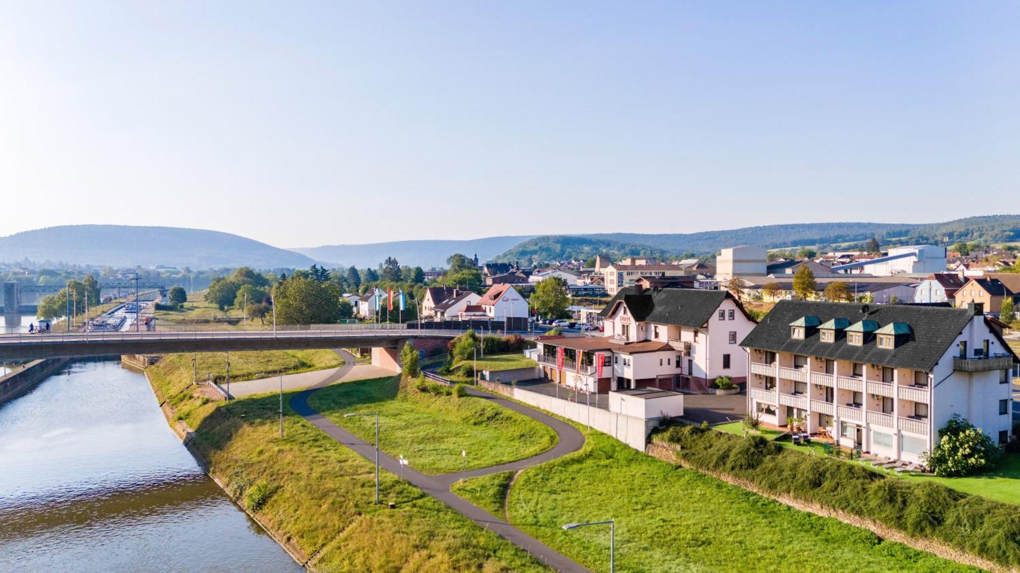 Hotel Straubs Schoene Aussicht Клингенберг-ам-Майн Экстерьер фото