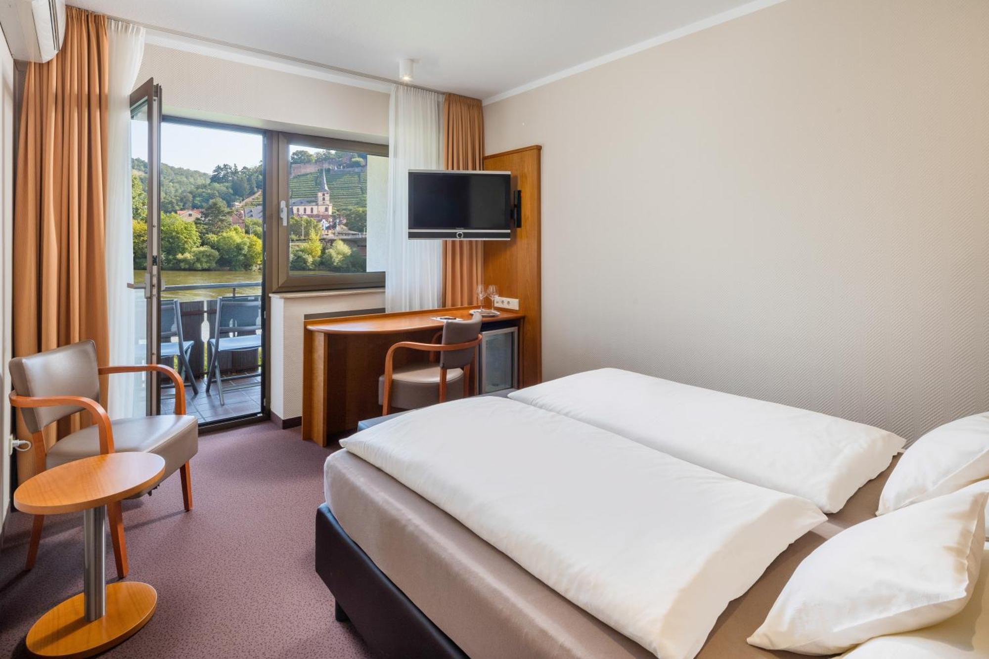 Hotel Straubs Schoene Aussicht Клингенберг-ам-Майн Экстерьер фото