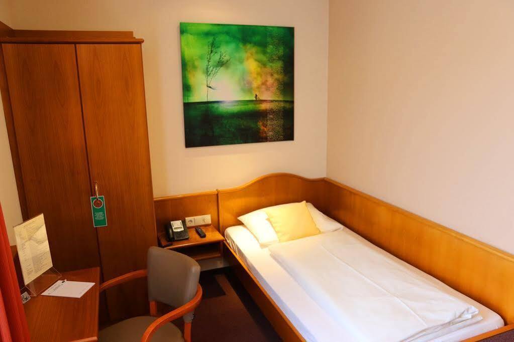 Hotel Straubs Schoene Aussicht Клингенберг-ам-Майн Экстерьер фото